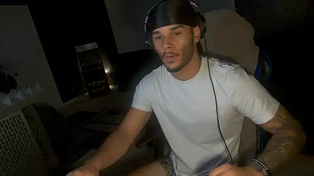 Kylewhitedgs Show in webcam
