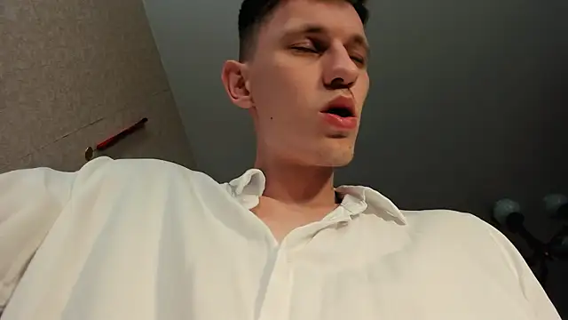 Kevin_HornyyyのライブXXXチャット