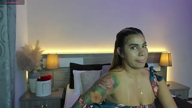 ZarahFoxx's Live XXX Chat