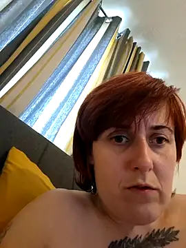 Tiara_XOX élő XXX-chatje