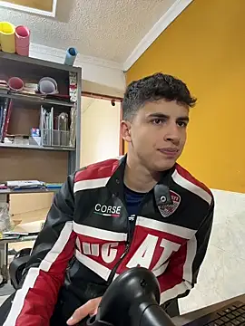 Chat +18 de AdrianRinaldi ao vivo