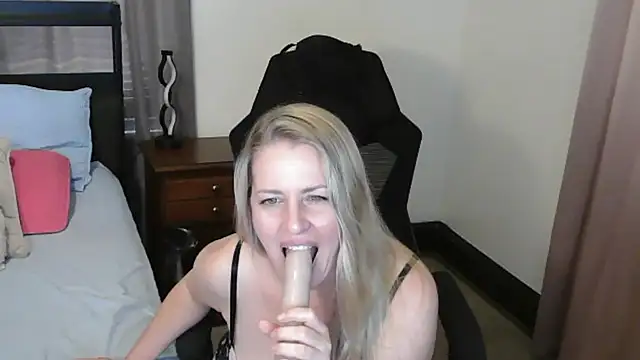 HollieBim élő XXX-chatje
