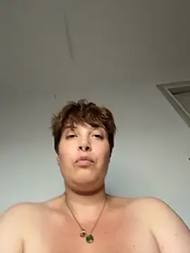 STRIPsegaleのライブXXXチャッ  ト