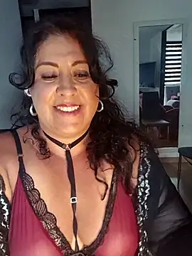 Chat +18 de CurvyFireLatina ao vivo