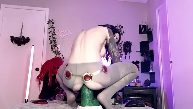 Ivey_Strigoi's Live XXX Chat