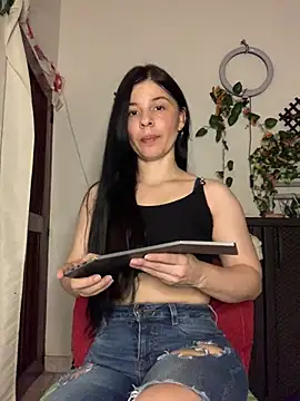 Estefani_32 Chat XXX in diretta