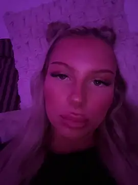 XXX chat uživo modela blondeeee