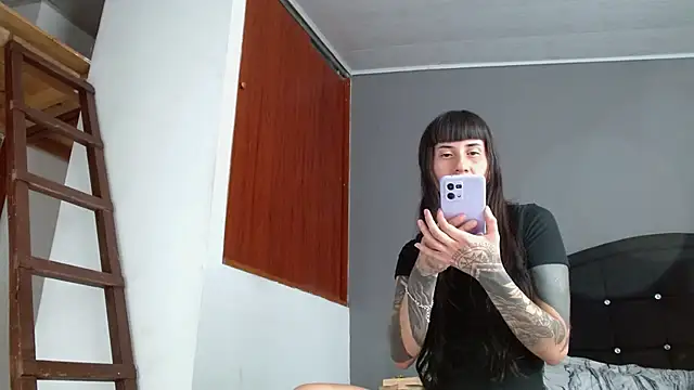 Emilia_1995's Live XXX Chat