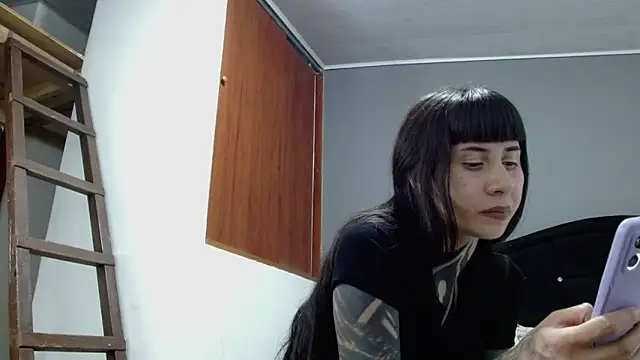 Emilia_1995's Live XXX Chat