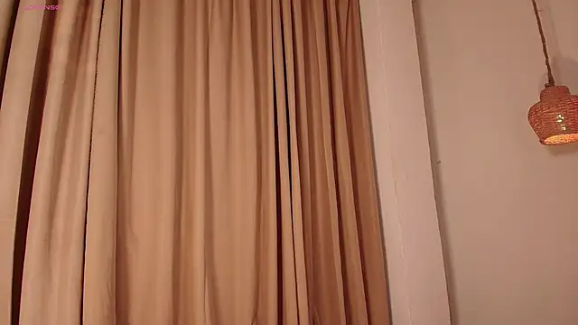 Hilaryebony_ লাইভ XXX চ্যাট
