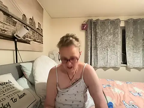 XXX chat uživo modela Curvy-Jinx