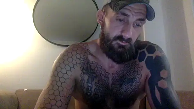 Bearlyfuckinglogan's Webcam Show