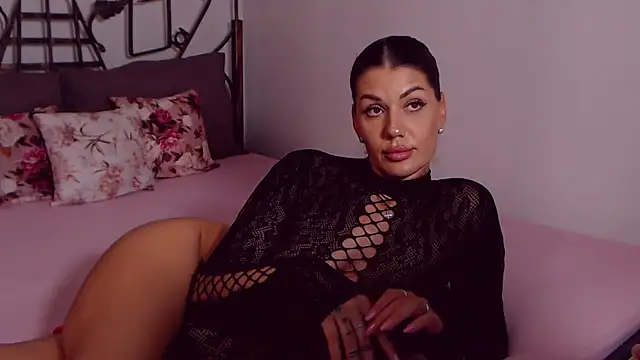 YvonneEverlee Adlı Modelin Canlı XXX Sohbeti