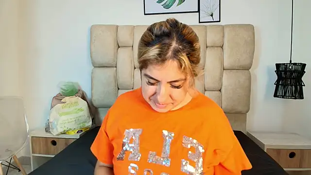 AdharaSmithh's Live XXX Chat