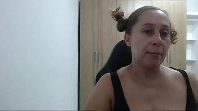 צ'אט XXX בשידור חי של RoxanaLove9