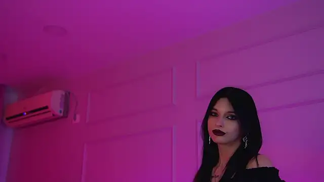 BeverlyMost live XXX chat