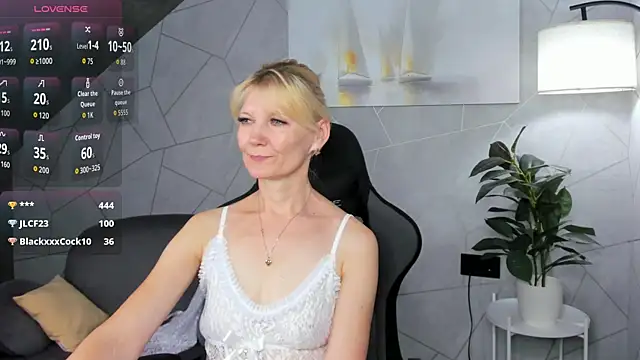 Julie_Lucas Chat XXX in diretta
