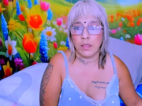 indianroxy's Live XXX Chat