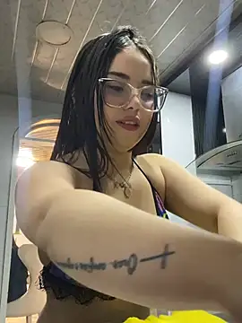 Camila_cute18's Live XXX Chat