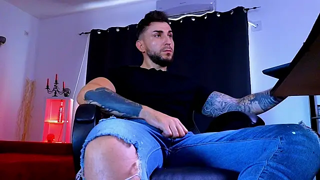 MightyAaron66's Live XXX Chat