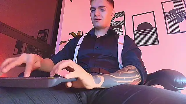 הופעת וובקאם של ALPHA_DOMINUS_