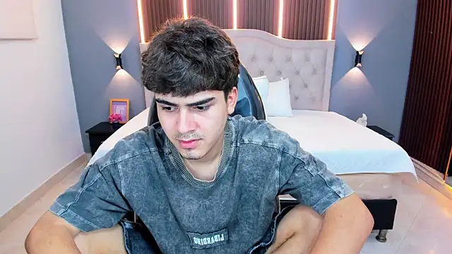 Chat XXX en directo de Tommy18__