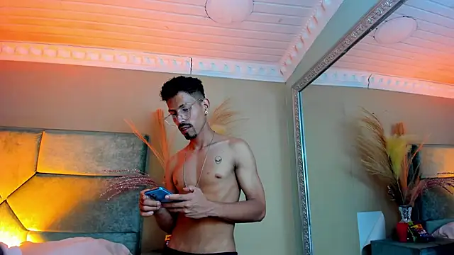 Chat XXX en directo de NoaahTylor