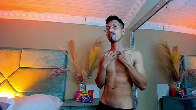 NoaahTylor XXX чат на живо