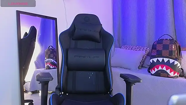 ASHTON_HILS – Naživo XXX chat