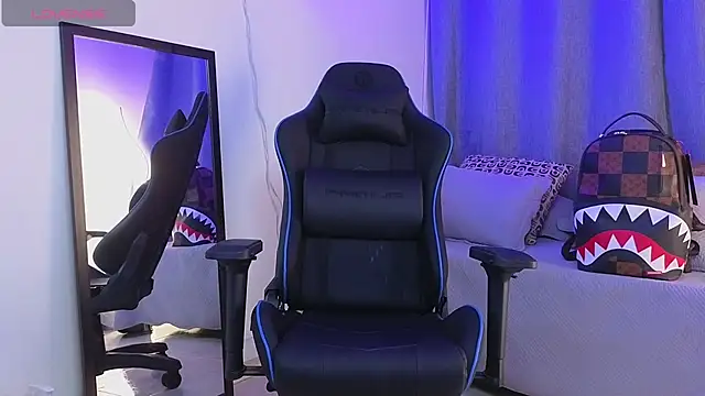 ASHTON_HILS élő XXX-chatje