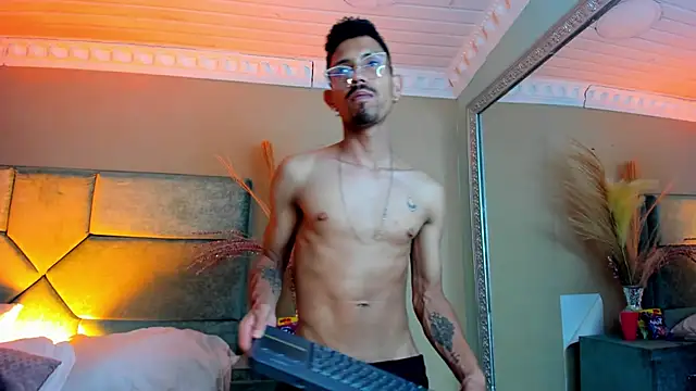 Chatroom XXX en direct de NoaahTylor