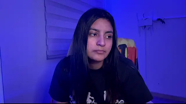 cloe_small Adlı Modelin Canlı XXX Sohbeti