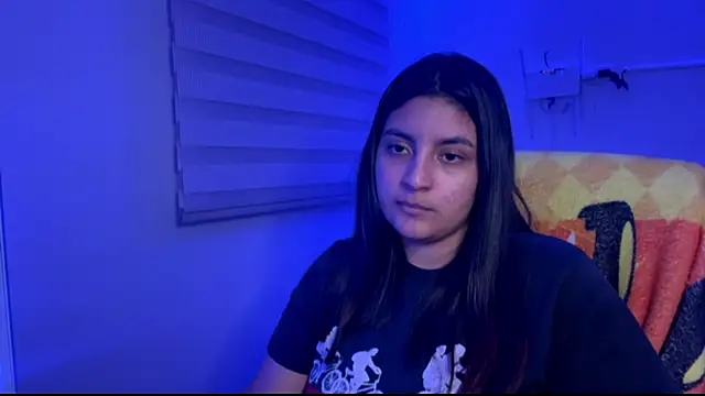 cloe_small Adlı Modelin Canlı XXX Sohbeti