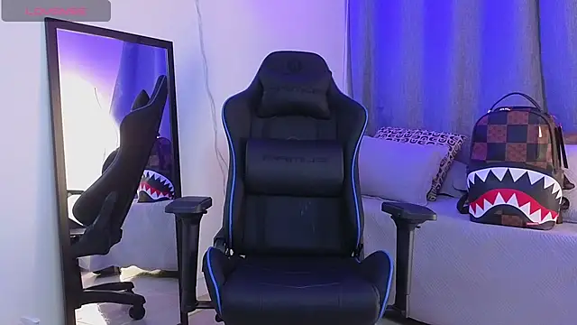 XXX chat uživo modela ASHTON_HILS