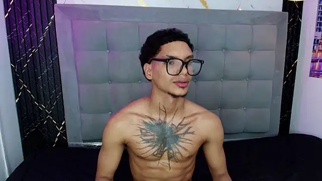 XXX chat uživo modela kai_storm77