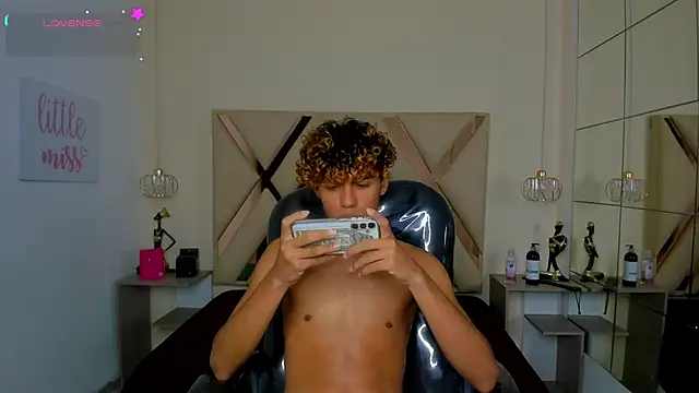 แชท XXX สดของ Anyelo_Twink