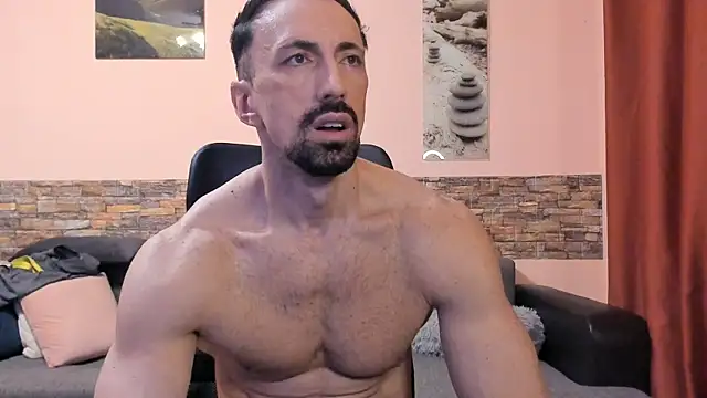 HotHunkTrainer live XXX chat