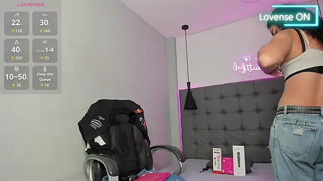 scarletcherry18 Adlı Modelin Canlı XXX Sohbeti