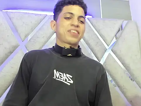 Chat +18 de cameron_lux77 ao vivo