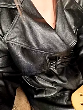 DIVAZARAHLEATHER live XXX chat