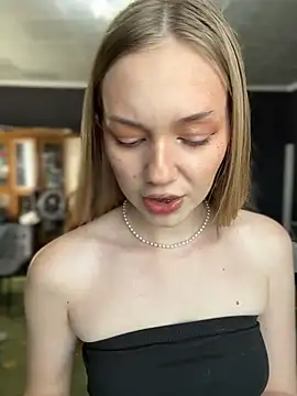 MilaMoone XXX чат на живо