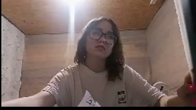 צ'אט XXX בשידור חי של OliviaMoment