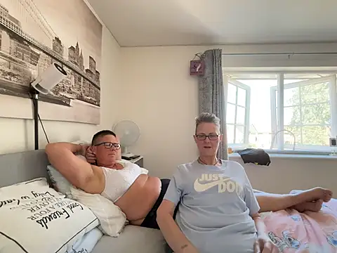 Curvy-Jinx live XXX chat