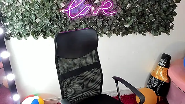 DestinyHills' Live XXX Chat