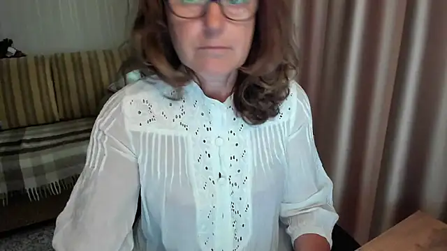lauraoven Chat XXX live
