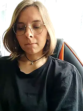 Aashikalaa Adlı Modelin Canlı XXX Sohbeti