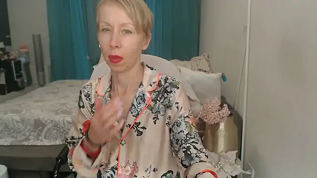 LuxuryNika's Live XXX Chat