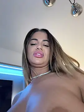 Chat +18 de KirstieVegas ao vivo