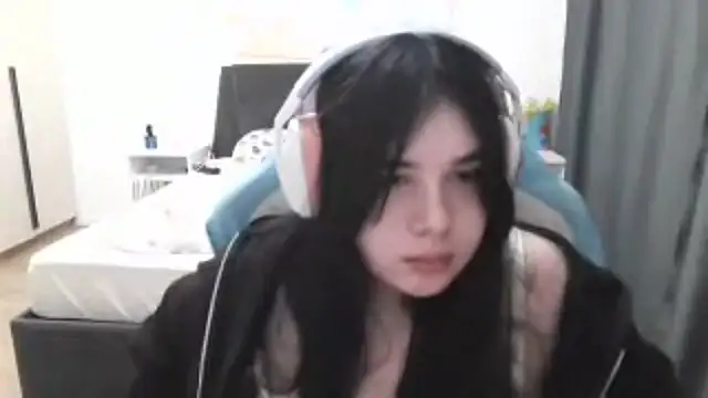 LunarMia Chat XXX live