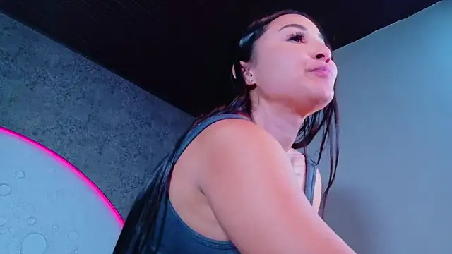 ReinaChloe Adlı Modelin Canlı XXX Sohbeti